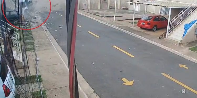 Carro detona muro, derruba poste e invade condomínio no Entorno. Veja vídeo