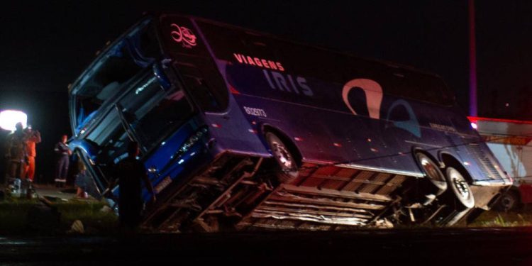 Passageira de ônibus que capotou ao fugir de blitz será indenizada