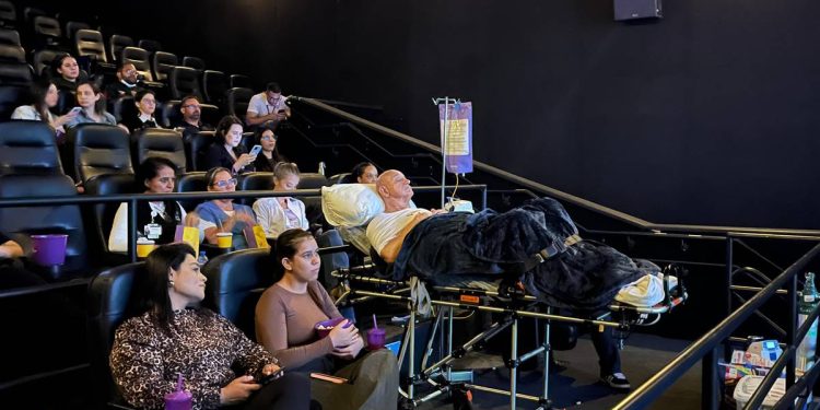 Médico internado há um ano resgata memórias de infância com as filhas em ida ao cinema