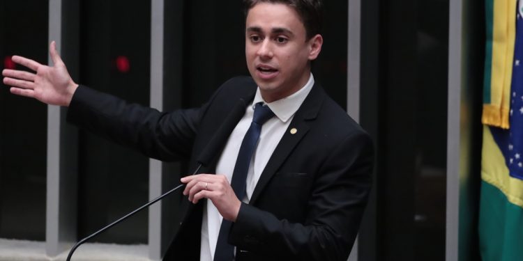 Justiça suspende remoção de post de Nikolas que relaciona PT a tráfico