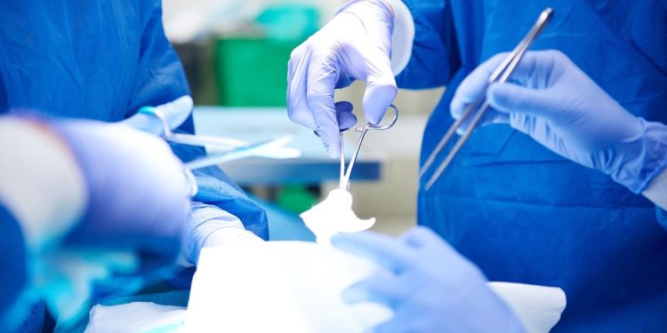 DF vai indenizar mulher que passou 3 anos com compressa no abdômen