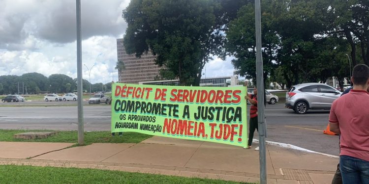 Aprovados em concurso do Tribunal de Justiça do DF cobram nomeações