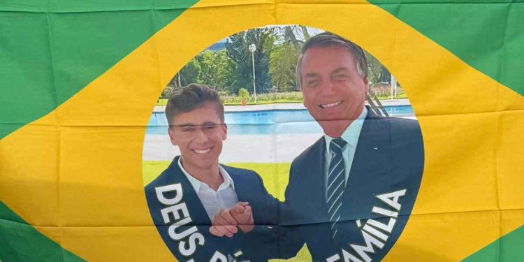 Patriotas vão à praça onde bandeira de Bolsonaro e Nikolas custa R$ 50