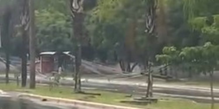 Poste fica suspenso sobre parada de ônibus após temporal no DF. Veja vídeo