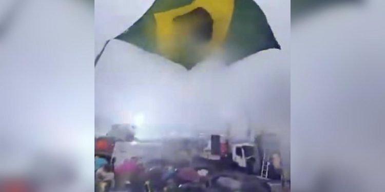 Novas imagens mostram momento em que raio atinge ato de Nikolas. Veja vídeo