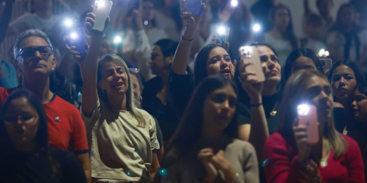 “Emocionante de ver”, diz família sobre vigília para adolescente agredido. Veja vídeo