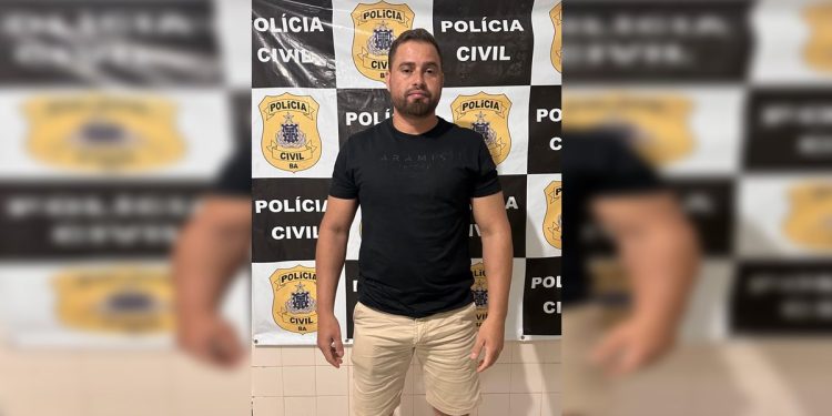Homem é preso após criar grupos no WhatsApp para divulgar fotos da ex