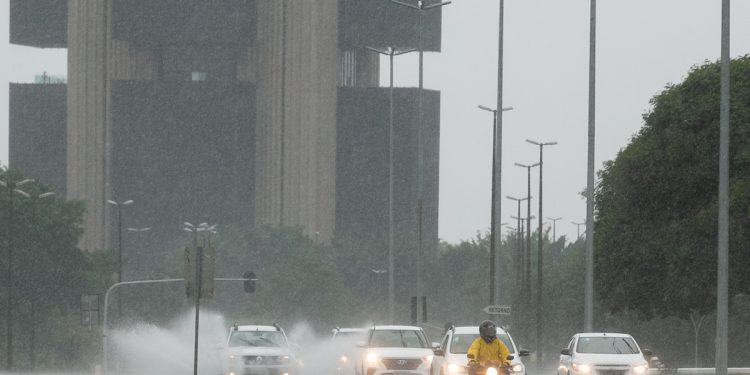 DF amanhece com termômetros marcando 17,1°C; tarde deve ter temporais