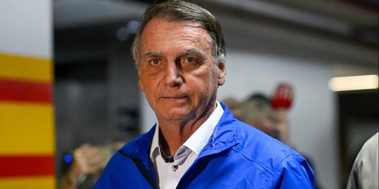 Saúde abre formulário para enfermeiros fazerem plantão para Bolsonaro