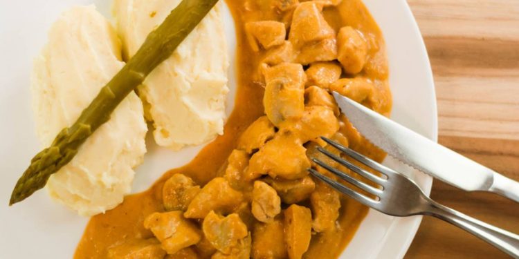 Camarão x frango: mulher é indenizada após passar mal com estrogonofe