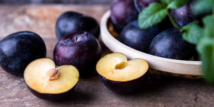 Ameixa seca solta o intestino? Nutricionista dá dicas de consumo