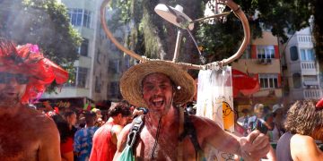 Carnaval pelo país chega a ter apenas 1 banheiro químico para até 2 mil foliões