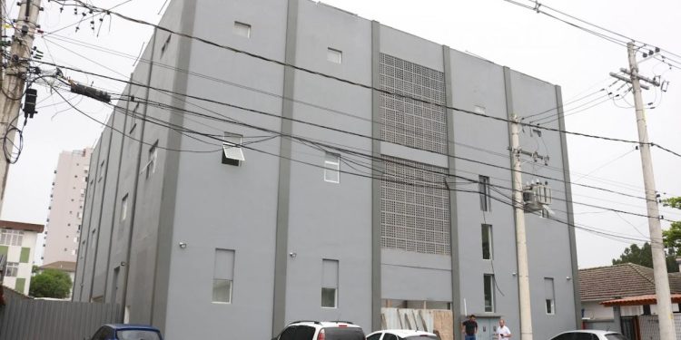 Corte de verba da polícia científica deixa corpos sem refrigeração no IML de Santos