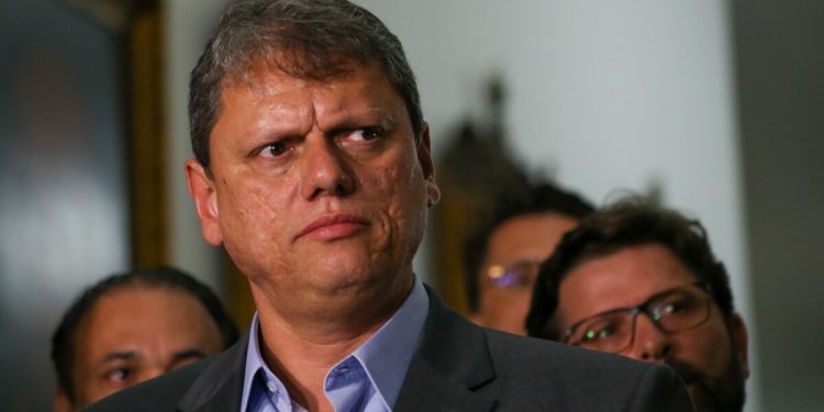 Tarcísio fez repasses de quase R$ 3 bilhões a prefeituras por apoio à venda da Sabesp