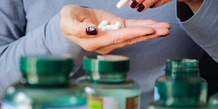 Nutricionista explica os riscos de misturar suplementos e vitaminas