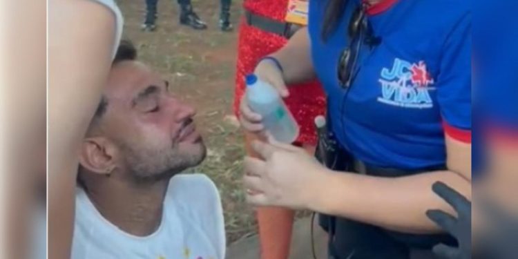 Veja o momento em que PM joga spray de pimenta em deputado do DF. Vídeo