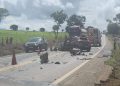 Duas pessoas morrem em acidente entre carros e caminhões na GO-020