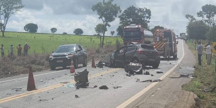 Duas pessoas morrem em acidente entre carros e caminhões na GO-020