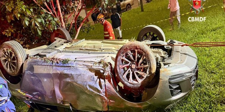 Mulher com criança morre ao ser arremessada de carro em acidente no DF