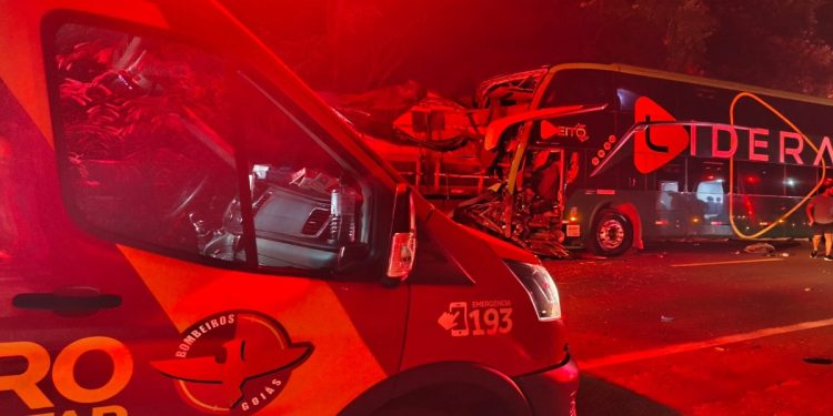 Grave acidente entre ônibus e carreta deixa 18 feridos na BR-153