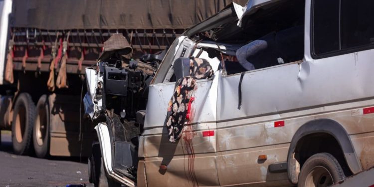 Morre 6ª vítima de acidente entre van ilegal e caminhão na BR-020