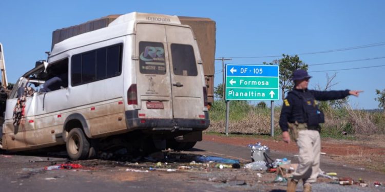 Cinco crianças e uma idosa estão entre os feridos em acidente com van