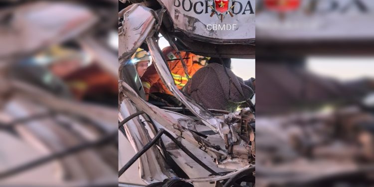 Van que bateu em caminhão na BR-020 e deixou 5 mortos saiu da Bahia