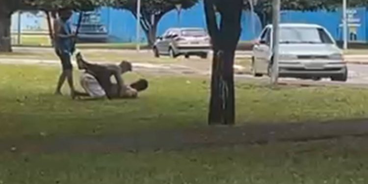 Homens são flagrados se agredindo em rua do DF e PM é acionada. Veja vídeo