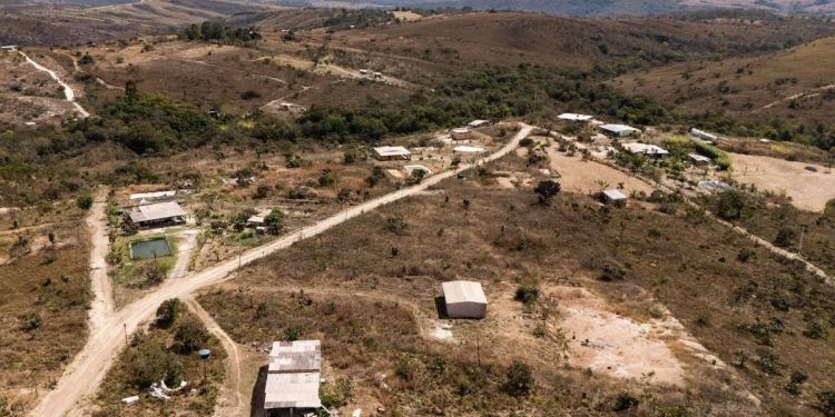 Moradores despejados pela família Caiado relatam medo e destruição. Veja vídeo