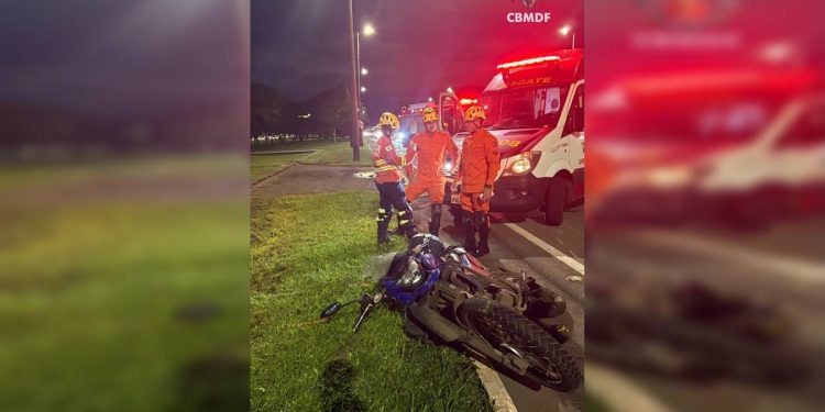 Homem morre após ser atropelado por moto no Eixão Sul, em Brasília