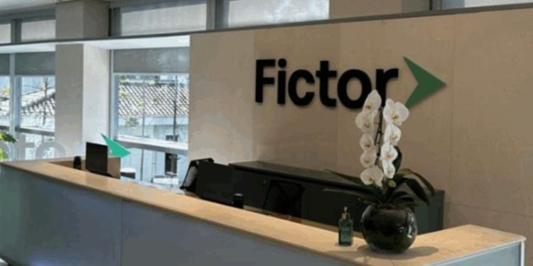 Juiz proíbe bloqueio de bens e suspende processos contra a Fictor