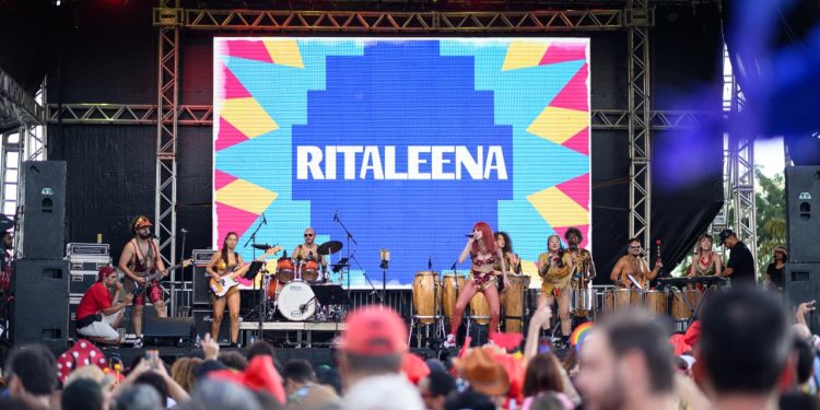 Bloco do Porão anima o público do DF com tributo a Rita Lee. Veja vídeo