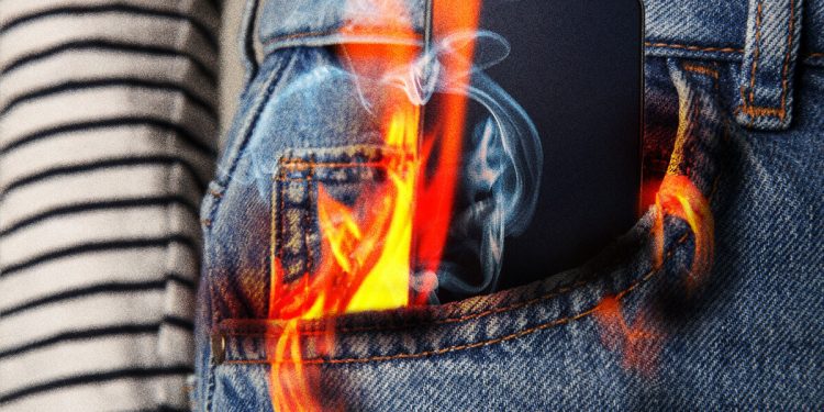 Homem cai de telhado e tem queimaduras após celular explodir no bolso