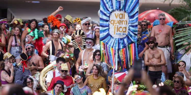 Carnaval em família: bloco Vai Quem Fica anima foliões na Asa Norte. Veja vídeo