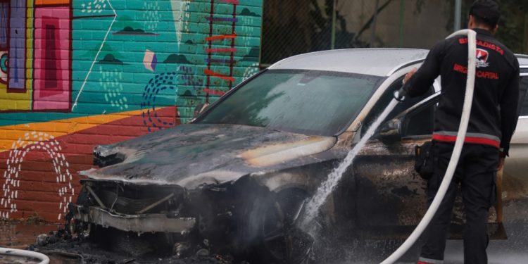 Carro é atingido por chamas em incêndio próximo ao Parque da Cidade