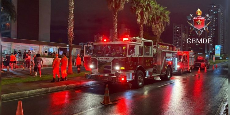 Motociclista morre em frente a hospital no DF e mulher fica ferida