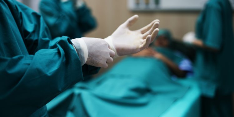 Médico brasileiro cria técnica cirúrgica menos invasiva para aneurisma