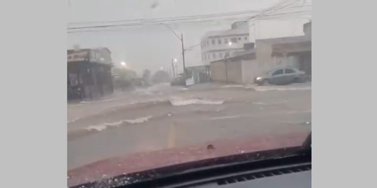 Que toró! Tempestade alaga ruas e assusta motoristas em Ceilândia. Veja vídeo