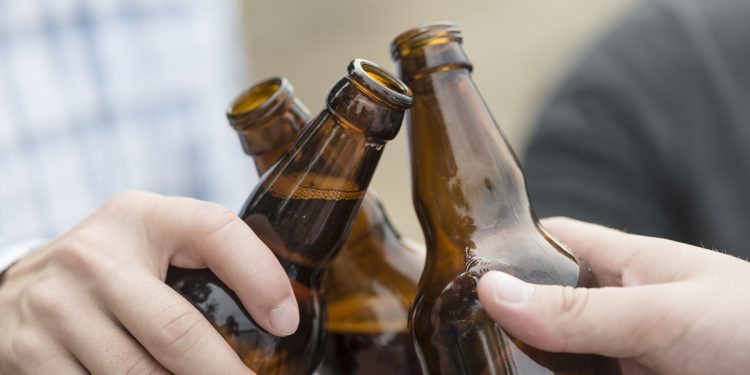 Uso de álcool pelos pais influencia consumo dos filhos, sugere estudo