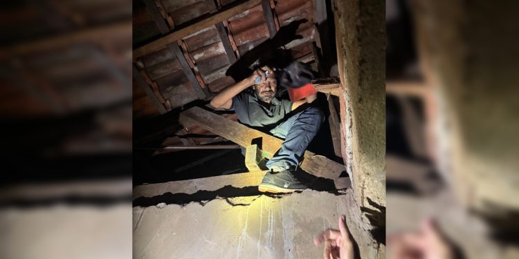 Estuprador de menina de 11 anos é encontrado escondido no telhado da casa da mãe. Veja vídeo