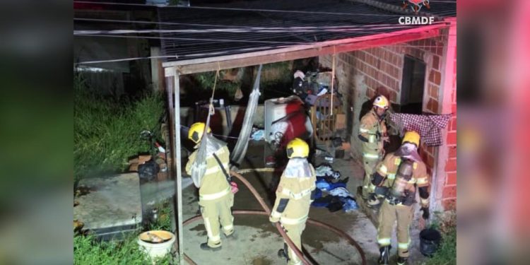 Homem incendeia casa da mãe após manter namorada em cárcere no local