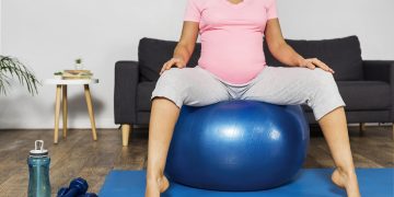 Exercícios para assoalho pélvico reduzem incontinência no pós-parto