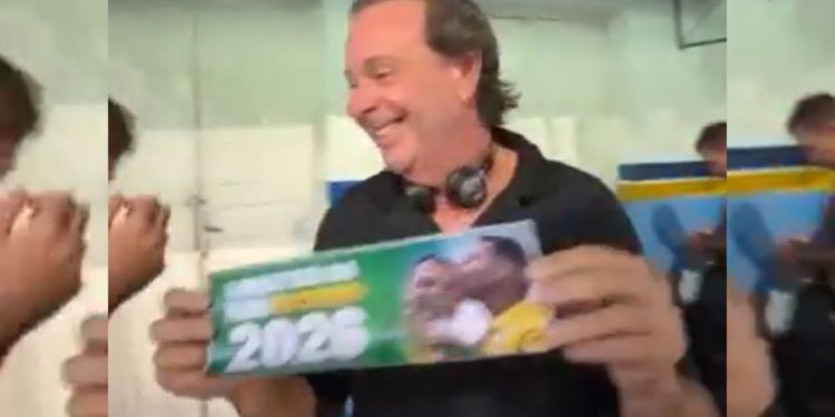 Petista aciona TSE após ex-ministro entregar adesivos de Flávio Bolsonaro