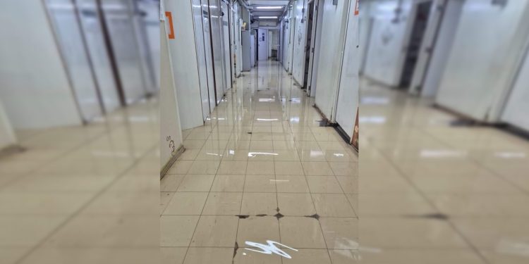 Chuva forte transborda bueiro e deixa corredores do HRT inundados. Veja vídeo