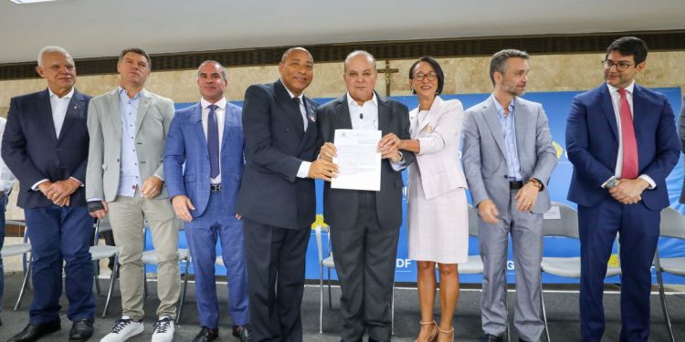 Ibaneis entrega 40 escrituras de igrejas e templos religiosos