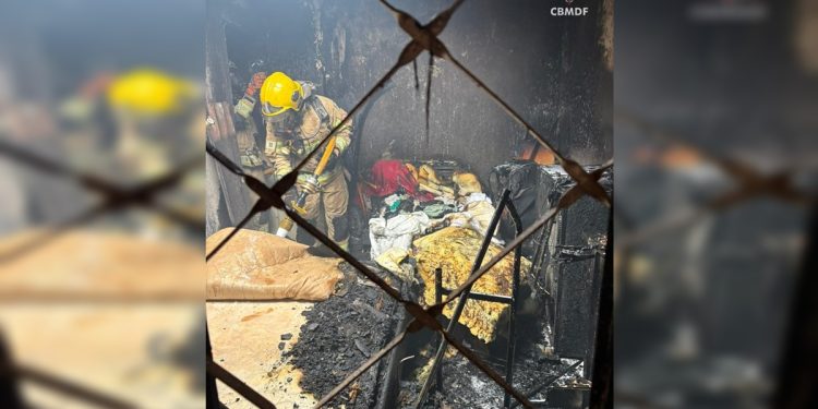 Incêndio destrói quarto de casa no DF e mobiliza bombeiros. Veja vídeo