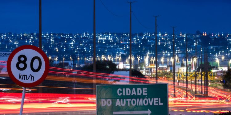 Rodovias do breu: iluminação precária no DF coloca em risco motoristas e pedestres. Veja vídeo