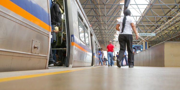 Metrô registra parada temporária na manhã desta segunda-feira