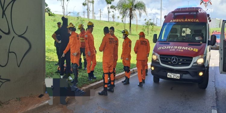 Motociclista de 60 anos morre após bater em pilar de viaduto no DF
