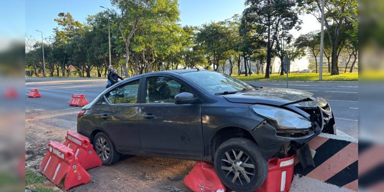 Motorista de app bate em sinalização de obra e passageira fica ferida. Veja vídeo